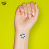 Tatouage éphémère coloré motif points bleus