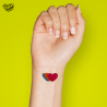 Tatouage éphémère coloré motif trio de cœurs