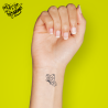 Tatouage éphémère papillon minimaliste de coté